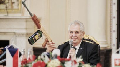 Miloš Zeman s puškou 'na novináře' | Foto: Ladislav Němec / MAFRA | Zdroj: Fotobanka Profimedia