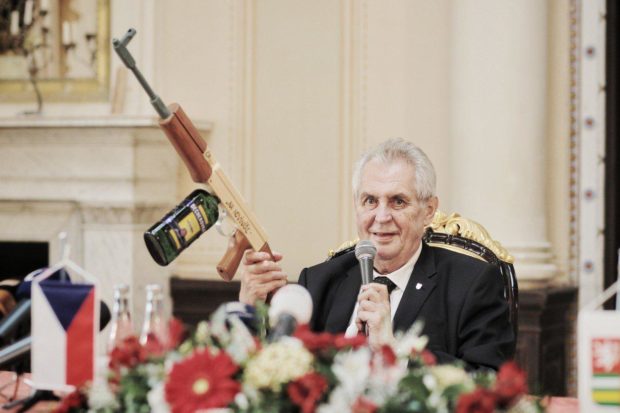 Miloš Zeman s puškou 'na novináře' | Foto: Ladislav Němec / MAFRA | Zdroj: Fotobanka Profimedia