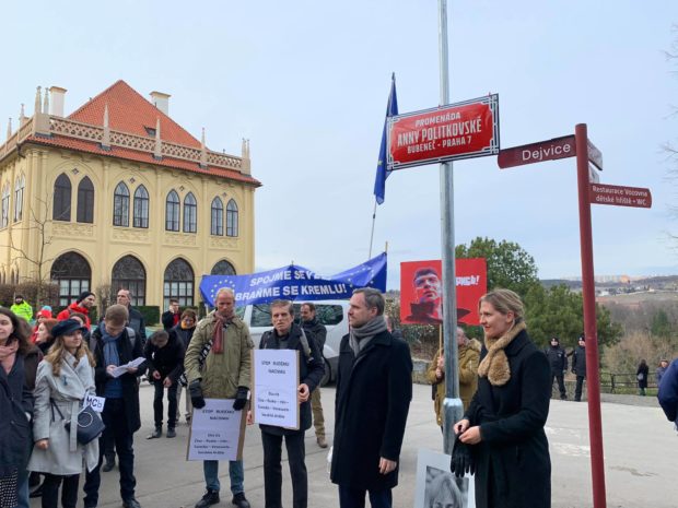 Přejmenování Promenády Anny Politkovské za Ruskou ambasádou | Foto: Arianna Cuison